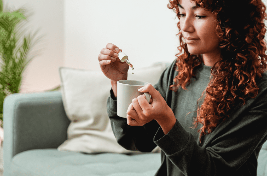 women adding a supplement to her coffee to make a nootropic coffee