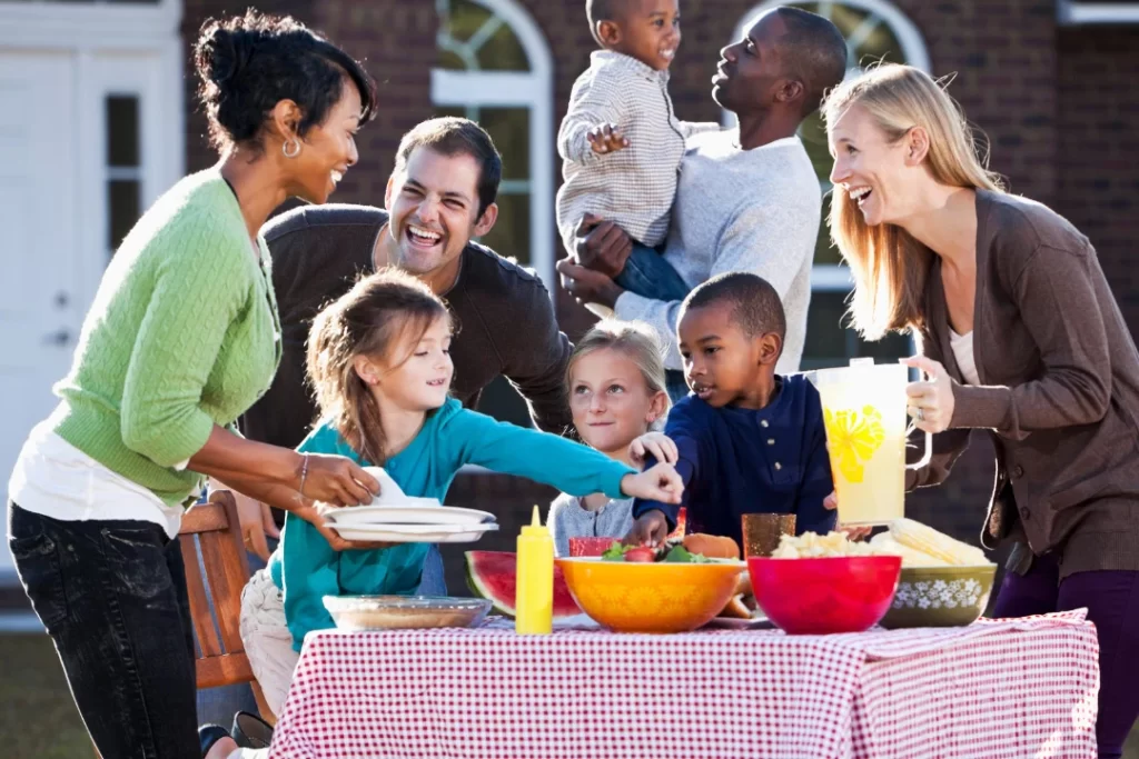 Families enjoy their trip with delicious foods and healthy juices. 