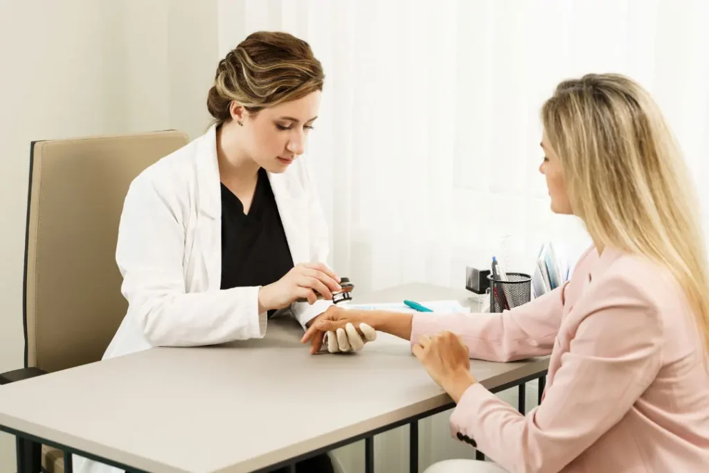 A lady doctor meeting with a patient. 