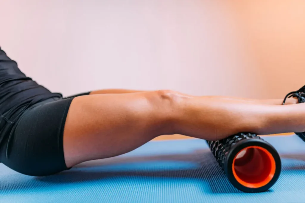 Exercise with the help of foam rolling. 